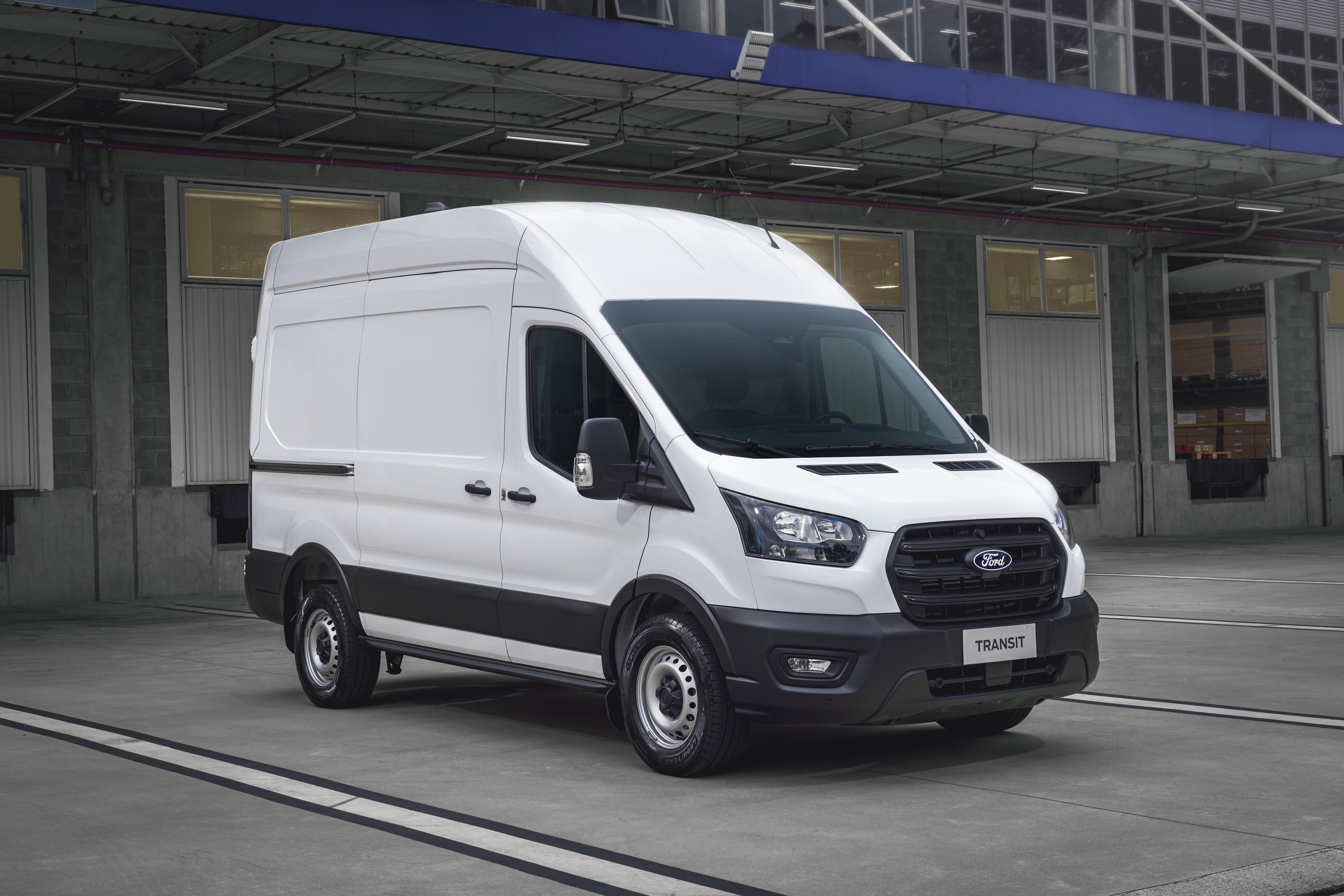 Ford Transit Furgão branca visão dianteira com as portas fechadas